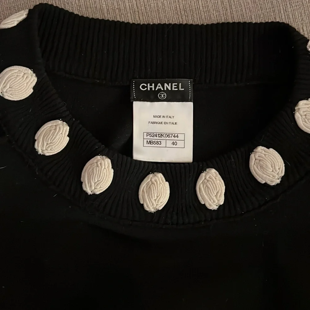 CHANEL BLACK SWEATER with White Camilla Flowers Size 40 - Picture 8 of 11